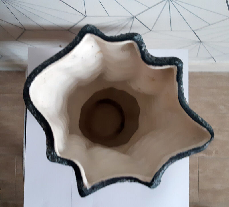 Black and white speckled ceramic vase signed Annette ROUX.