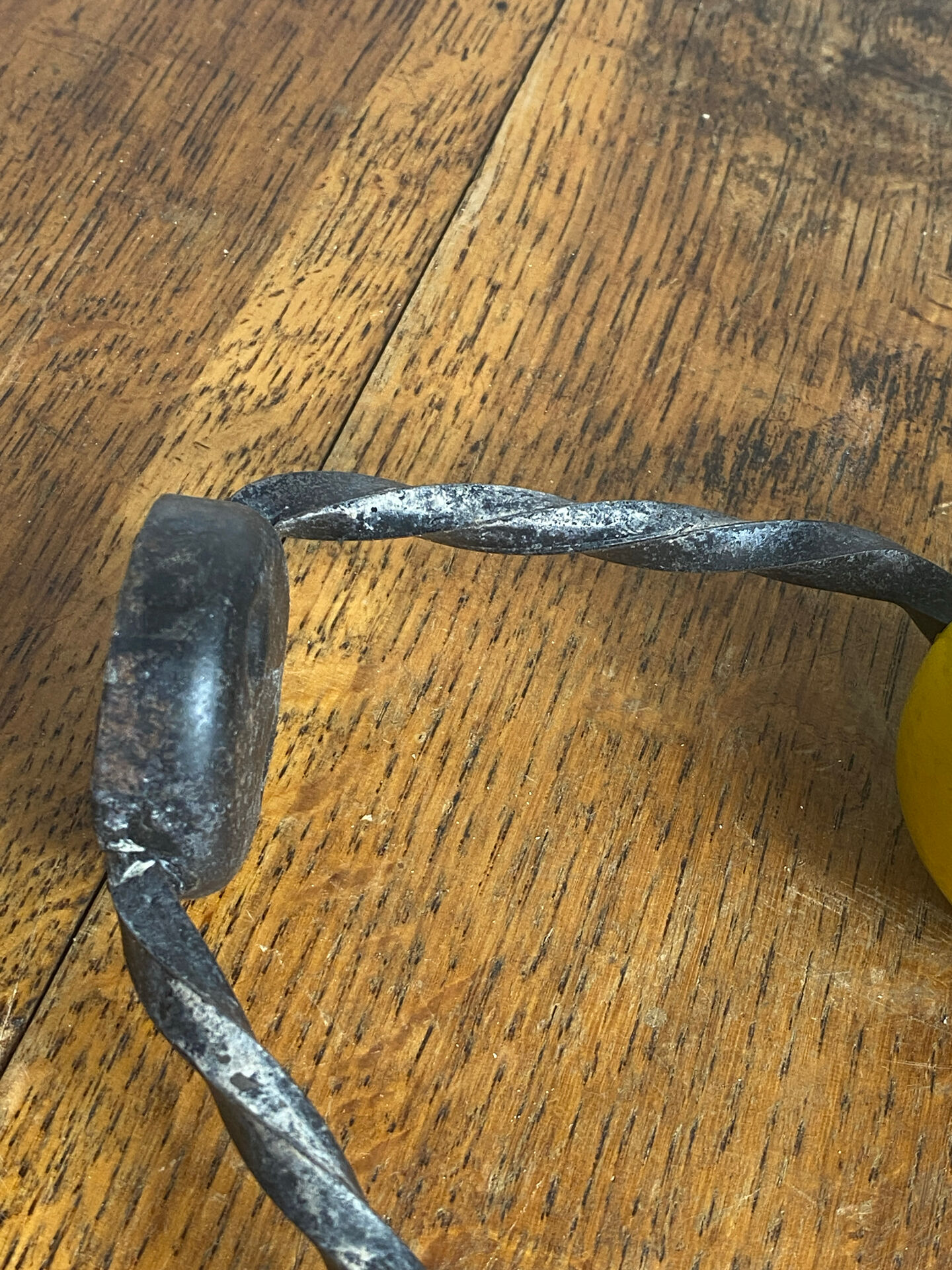 Patére en fer forgé torsadé et boules en bois