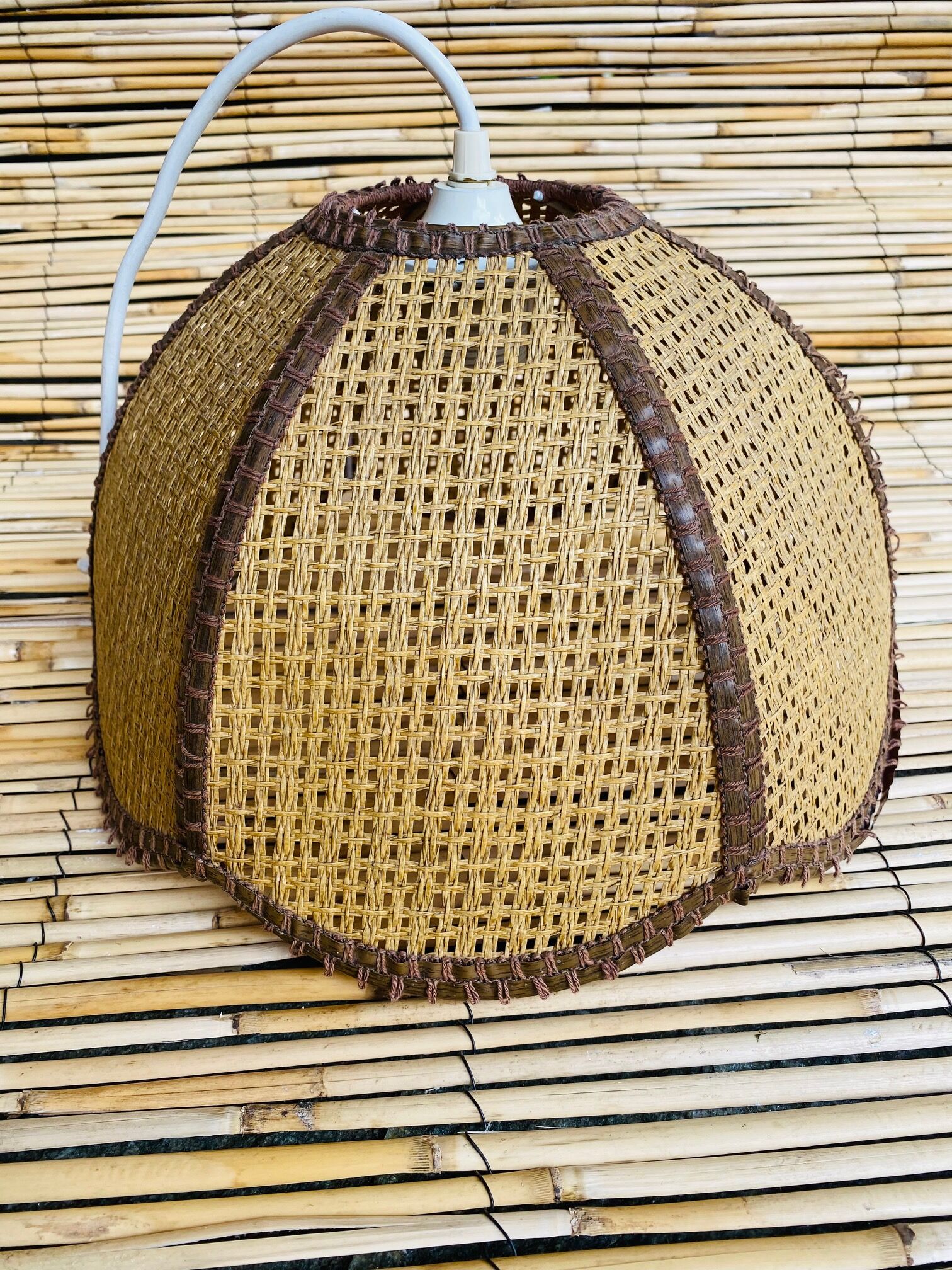 Bohemian suspension in braided raffia and brown fabric