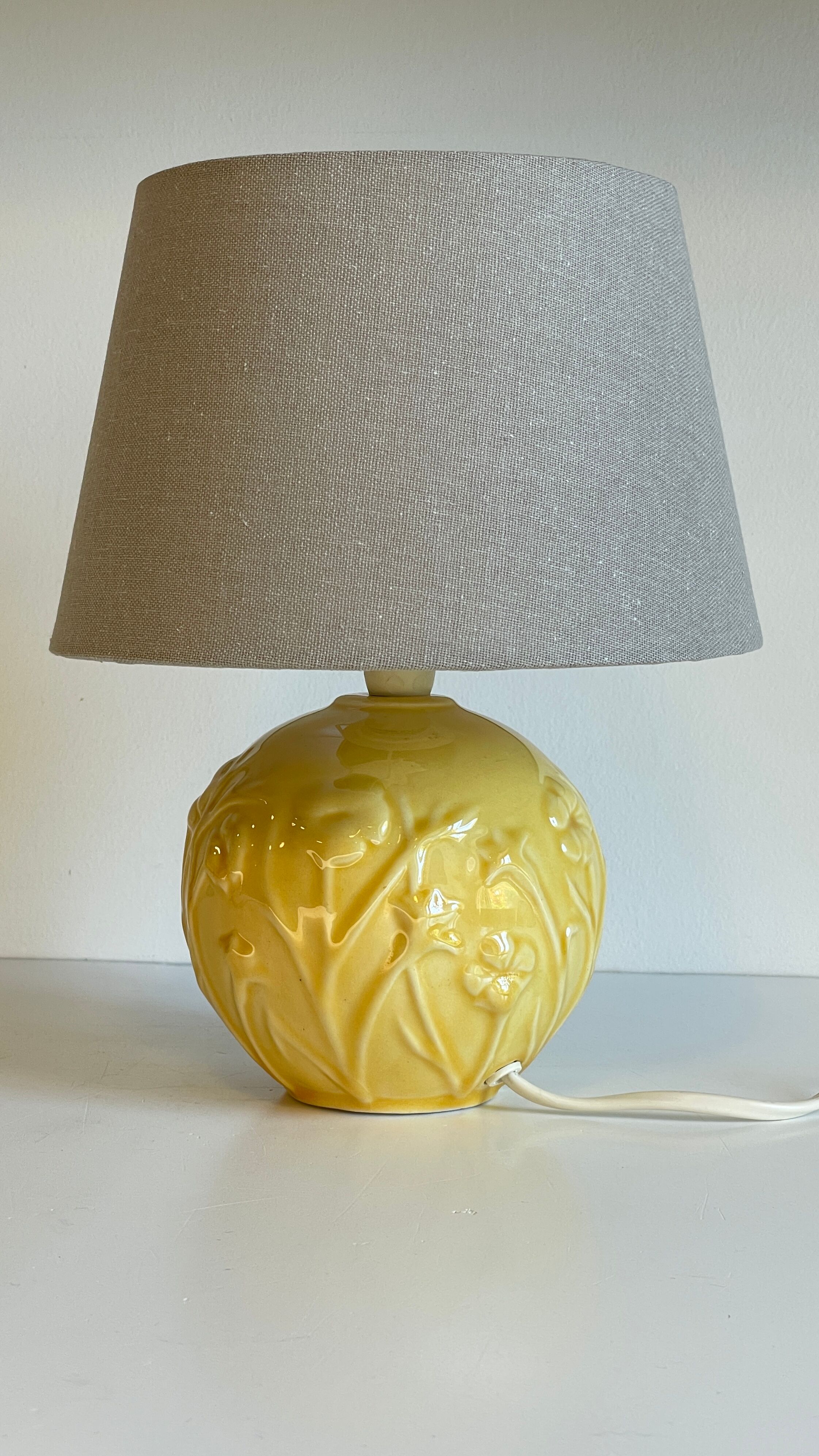 Lamp vintage yellow ceramic ball