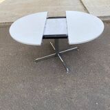 White dining table with a central pedestal, extendable, from the 1970s.