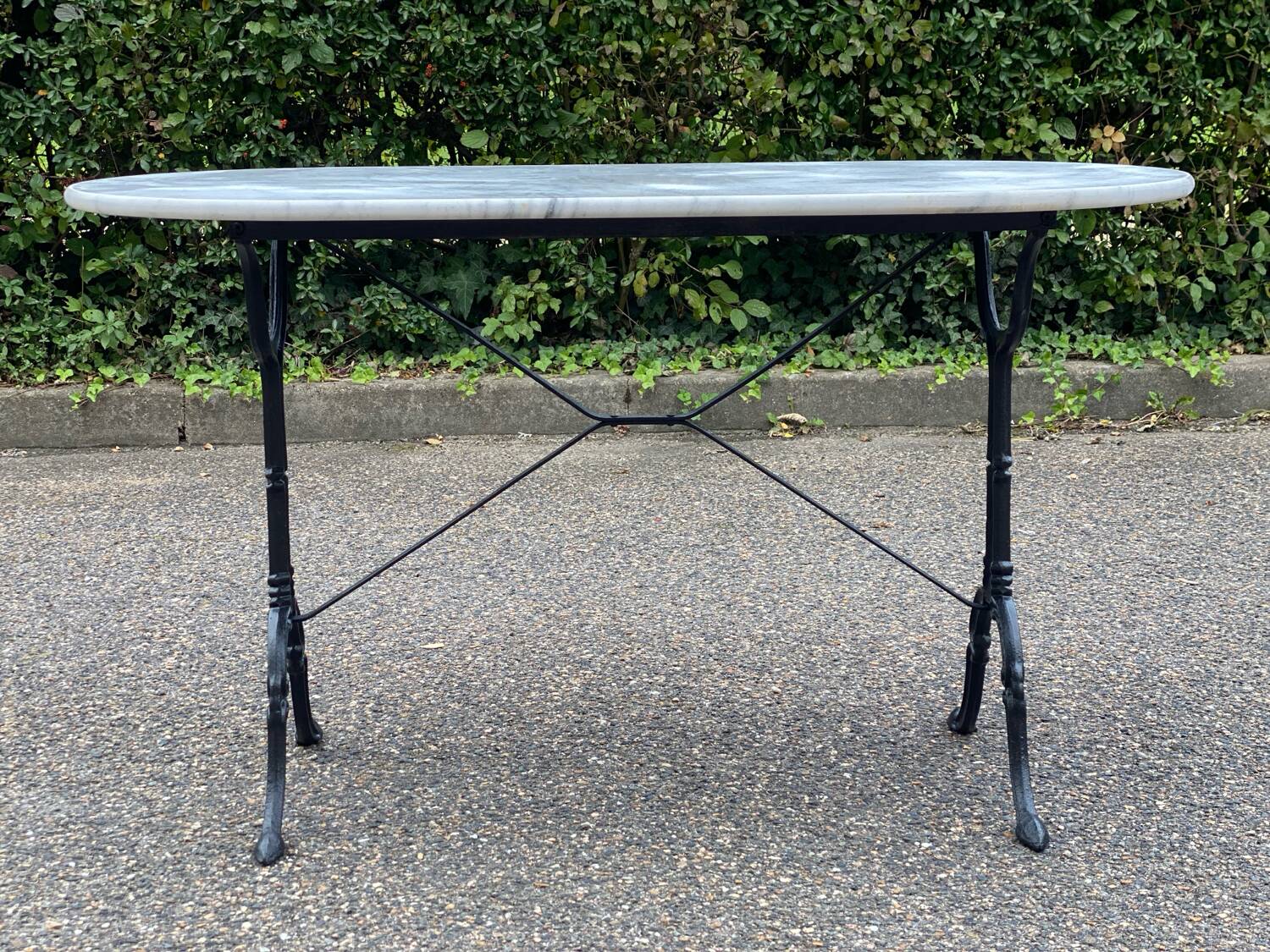 Oval marble and black steel bistro table for 4 people 120cm