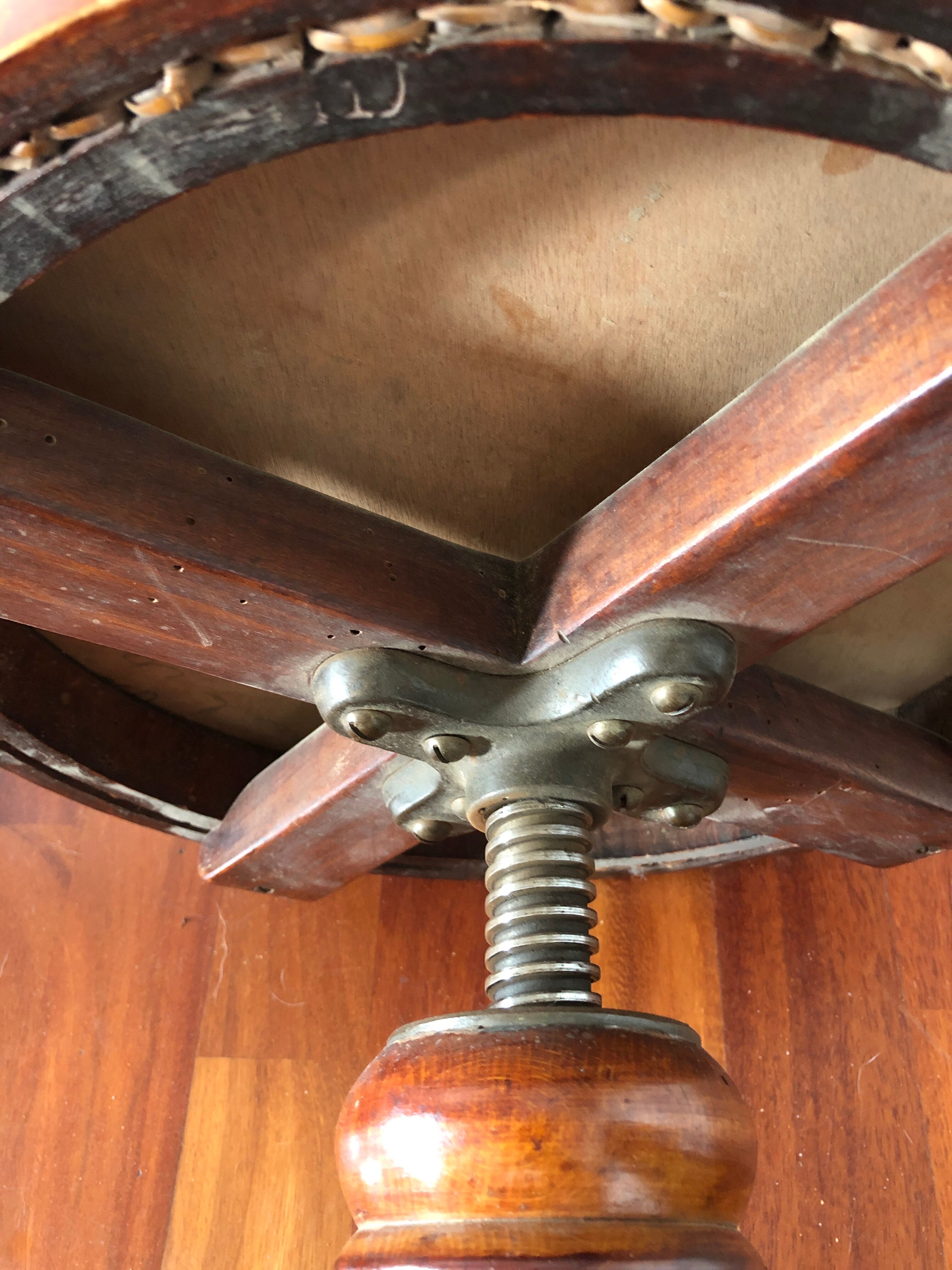 Adjustable stool Thonet