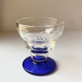 4 anciens verres à liqueur, pieds bleus et verre gravé