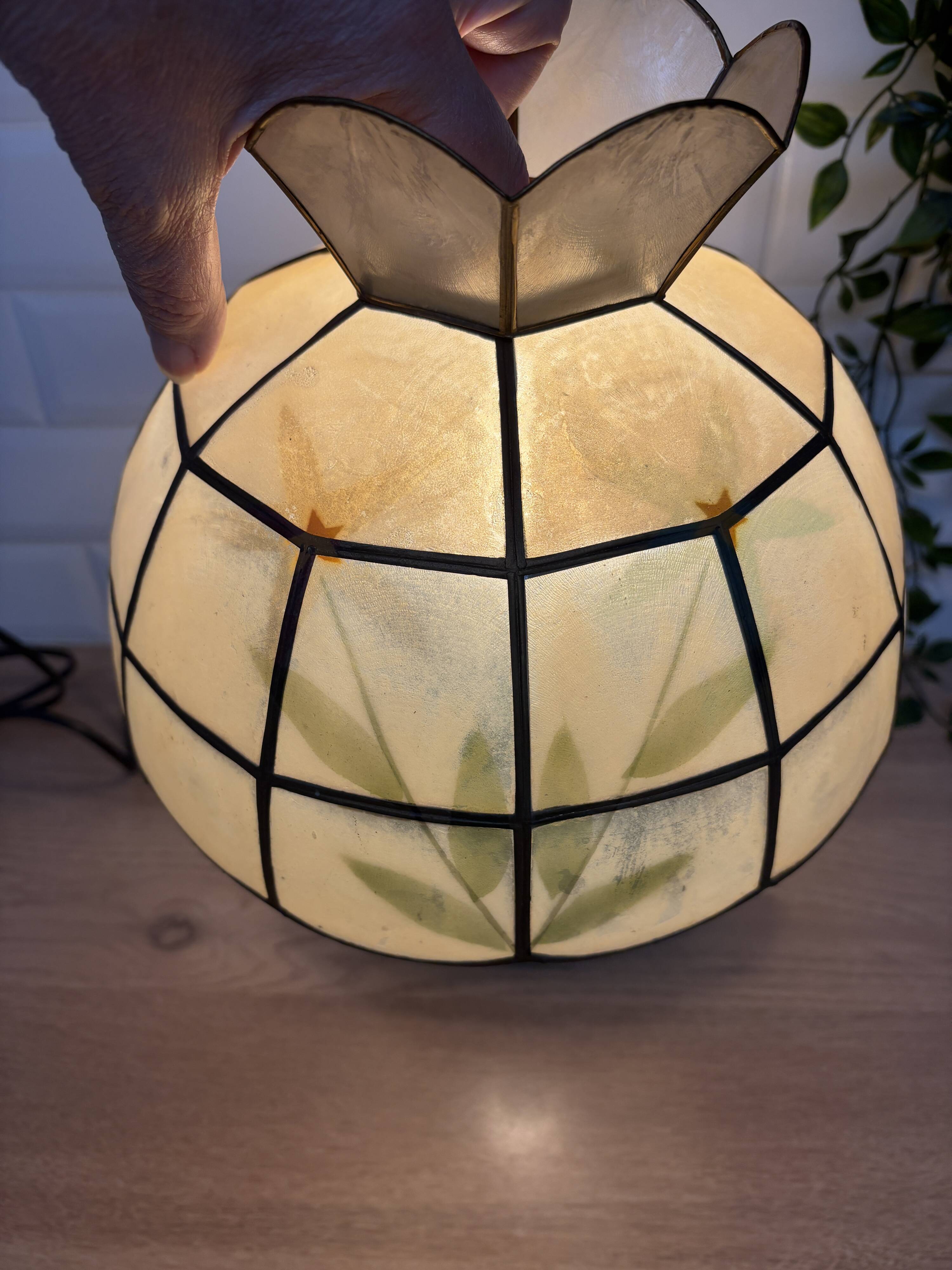 Mother-of-pearl lampshade for suspension