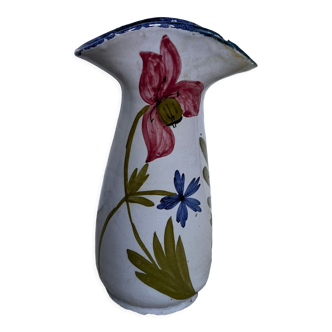 Vase à motifs de fleurs