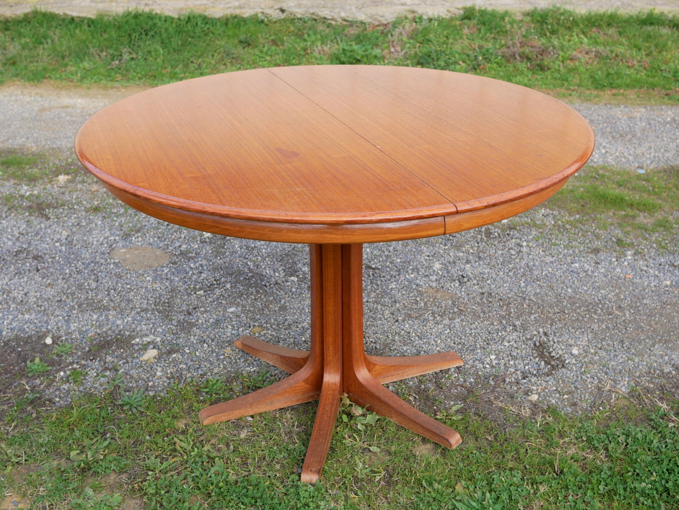 Dining round vintage with extensions