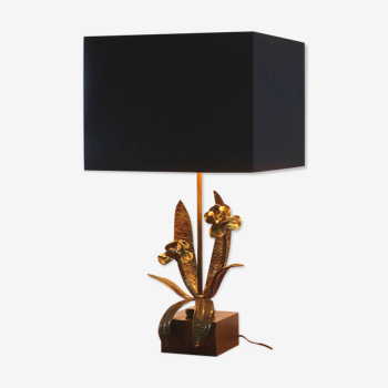 Metal lamp and stylized flowers