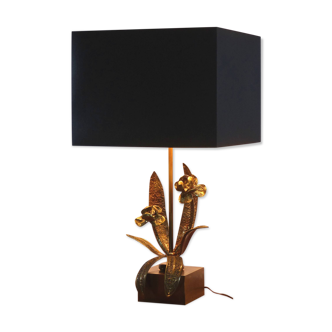 Lampe en métal et fleurs stylisées