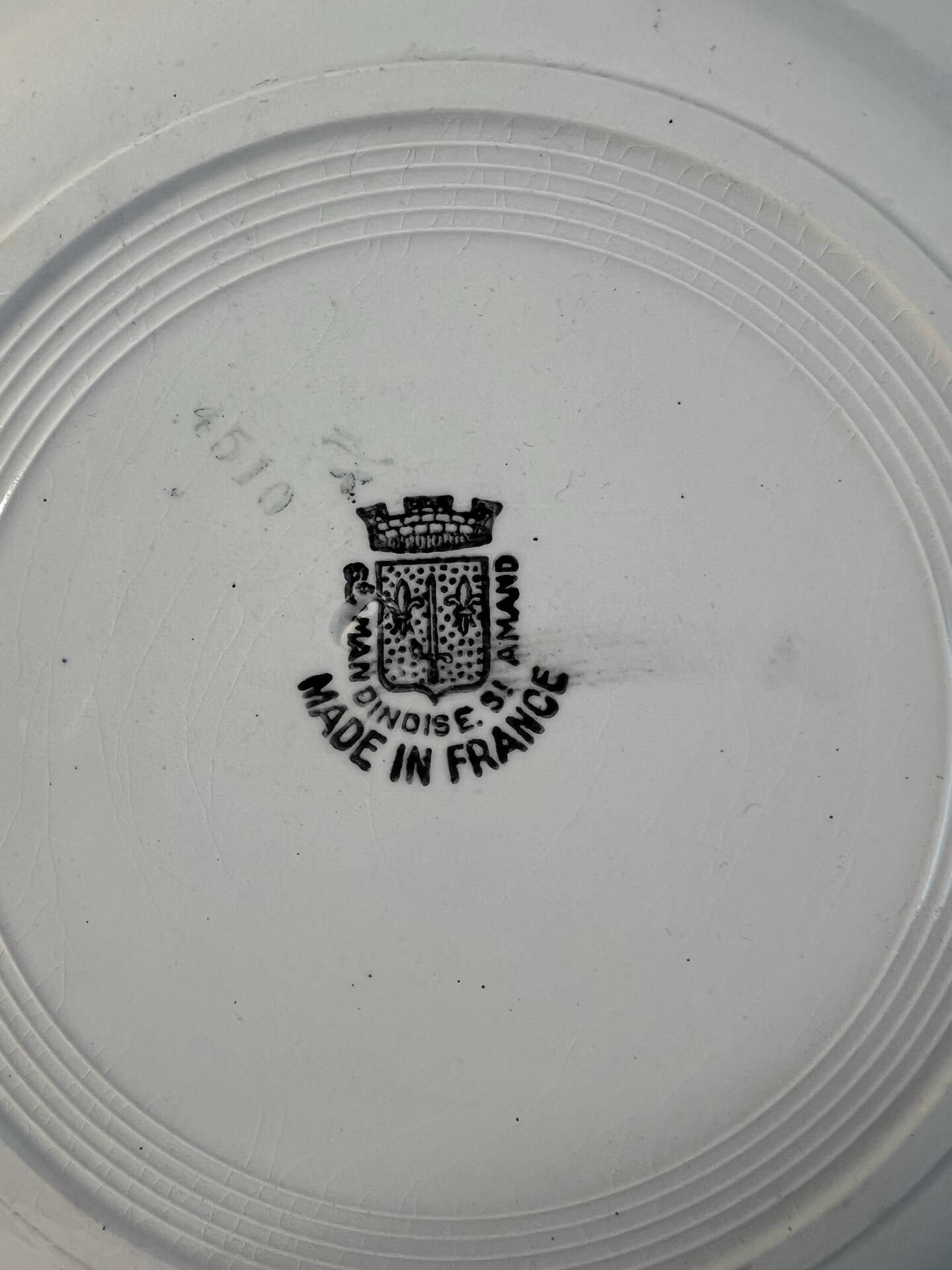 Set of 17 flat plates in Saint Amand earthenware, 22.5cm.