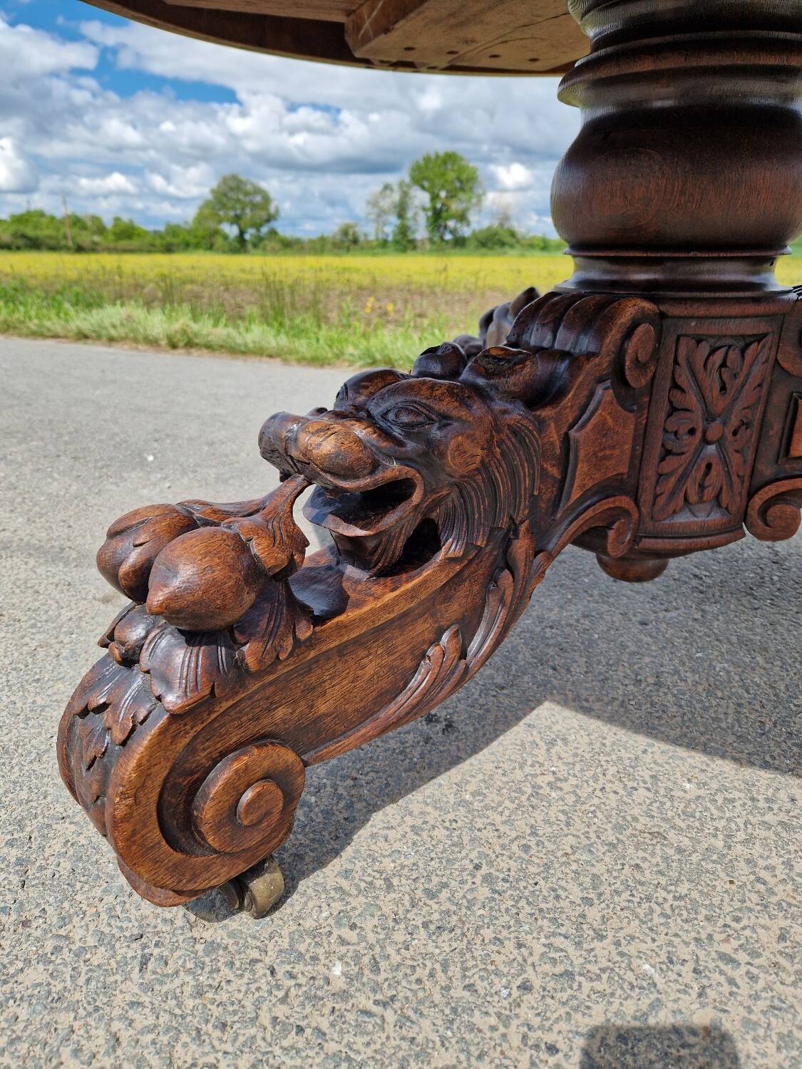 Henri II round table with lion's paw in solid oak