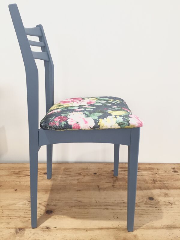 Chaise en bois bleue velours fleuri effets vintage