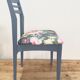Chaise en bois bleue velours fleuri effets vintage