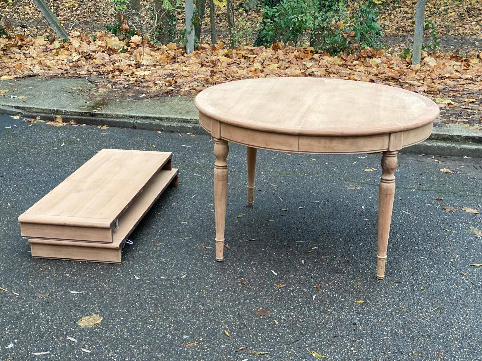 Louis Philippe round extendable dining table, restored, 19th century, 210cm