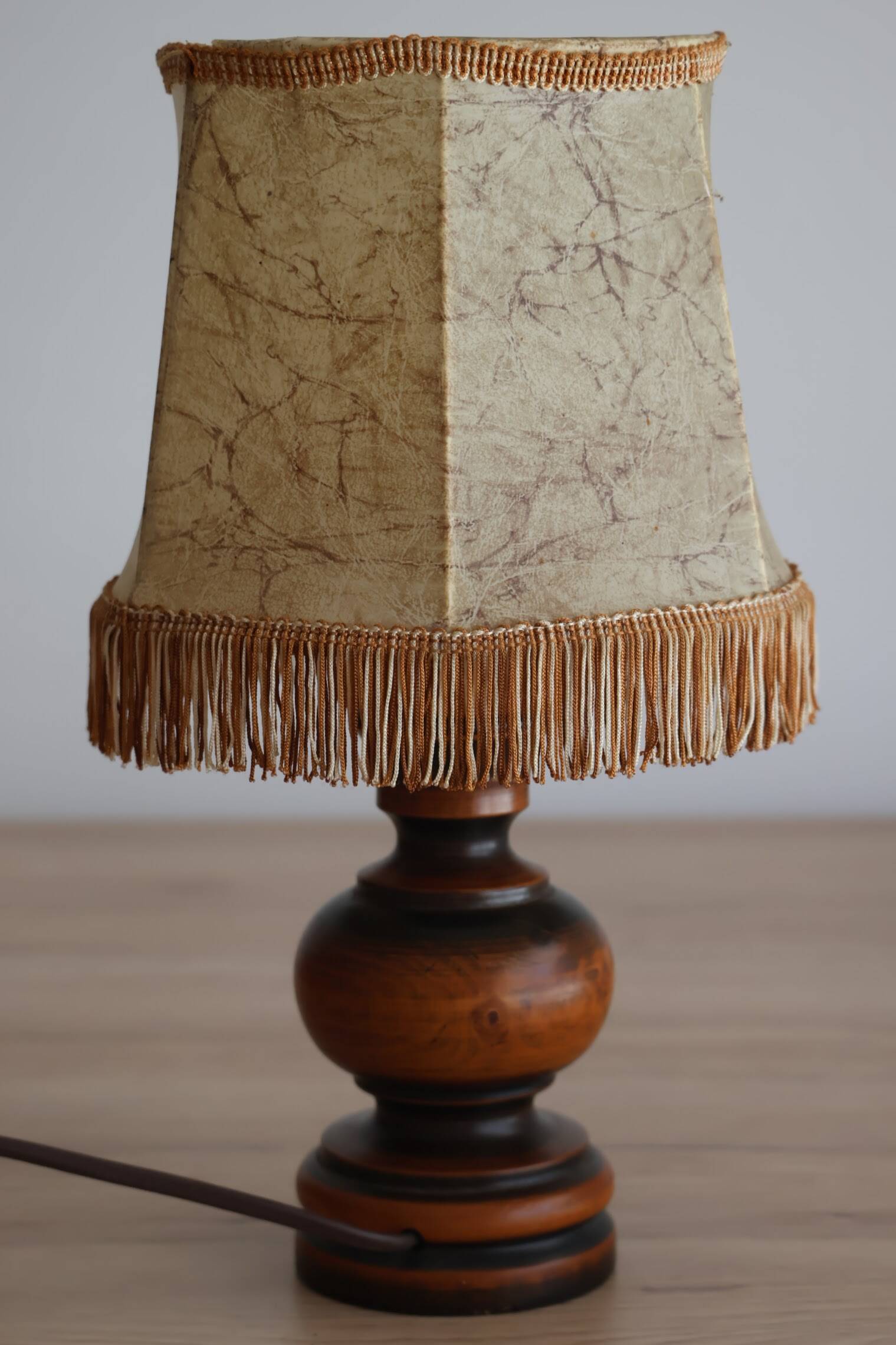 Vintage Italian table lamp in turned wood and leather lampshade