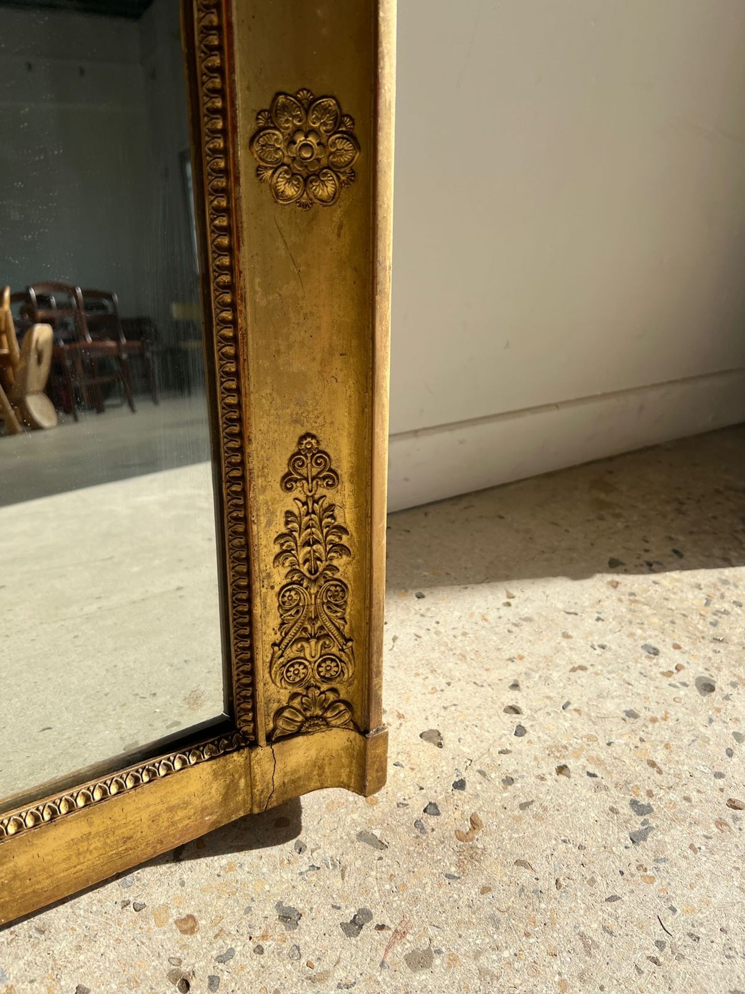 Miroir doré style Restauration à décor de palmettes étirées