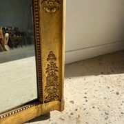Miroir doré style Restauration à décor de palmettes étirées