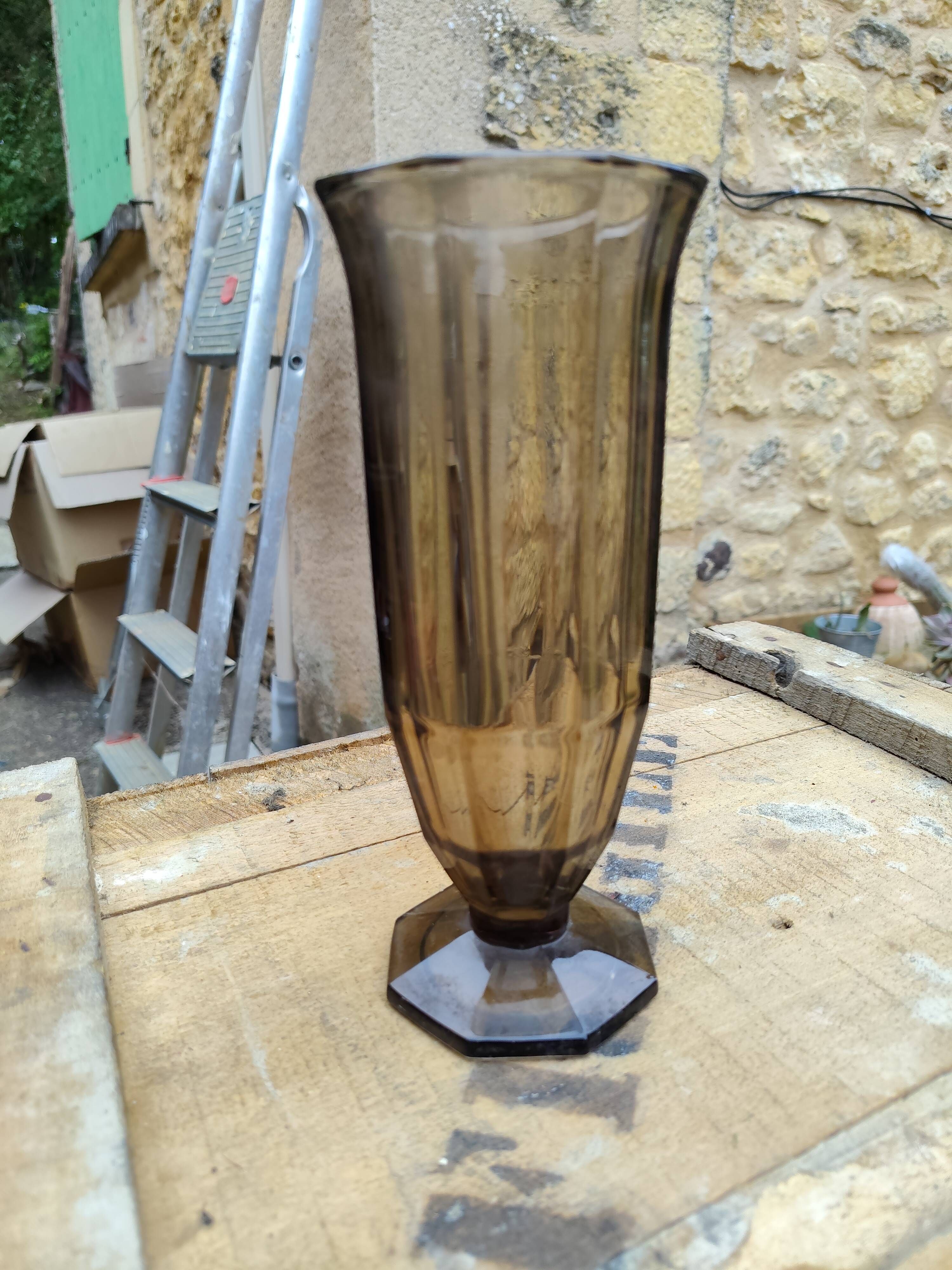 Art Deco vase in smoked glass with facets, octagonal base – 1930s