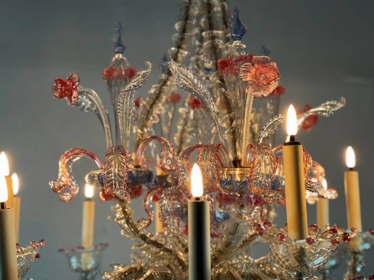 Rezzonico Venetian chandelier in colorless, blue and red Murano glass, circa