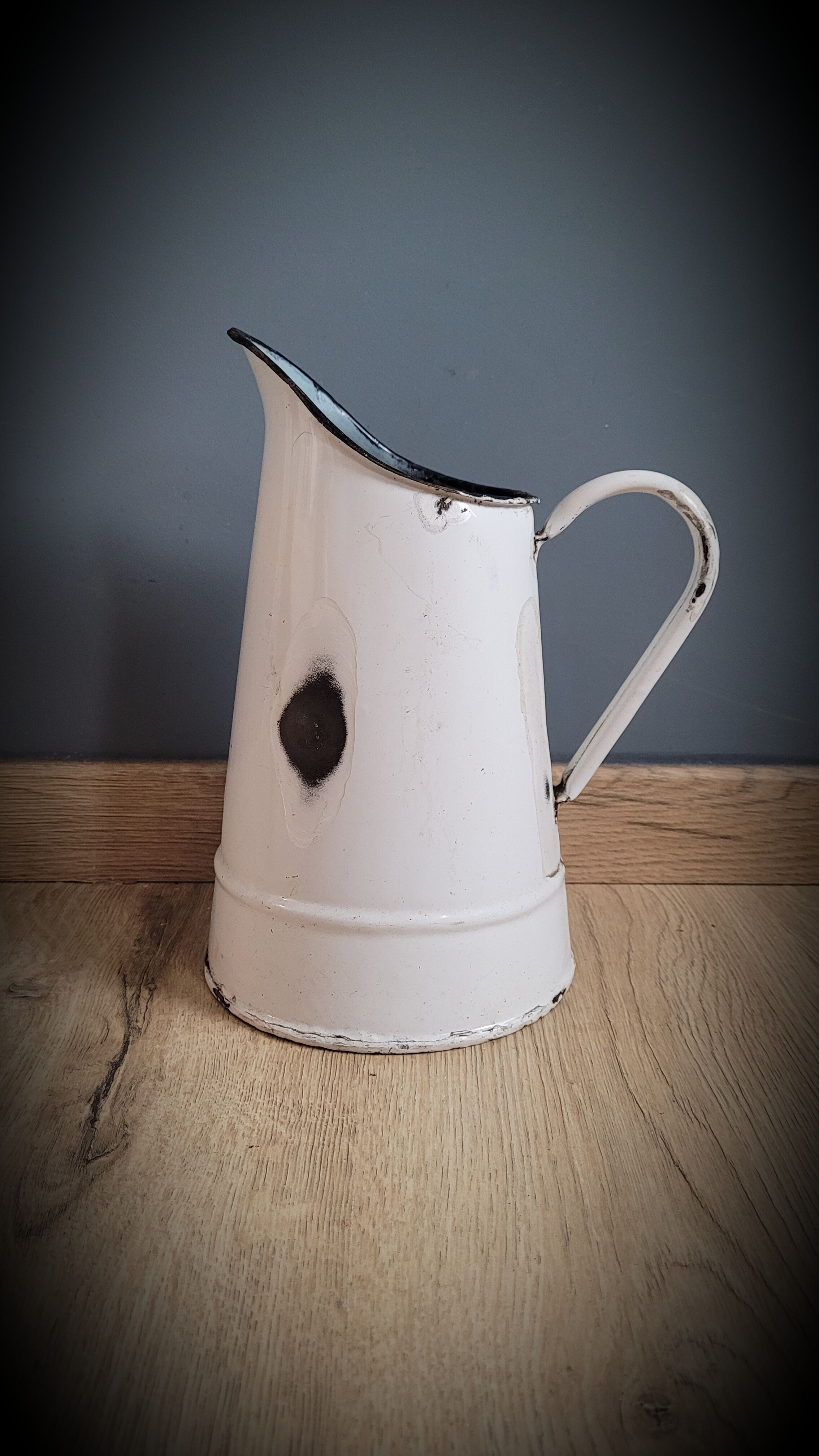 White enamelled broc P