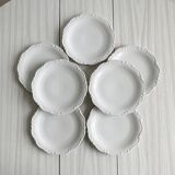 7 assiettes anciennes en porcelaine blanche