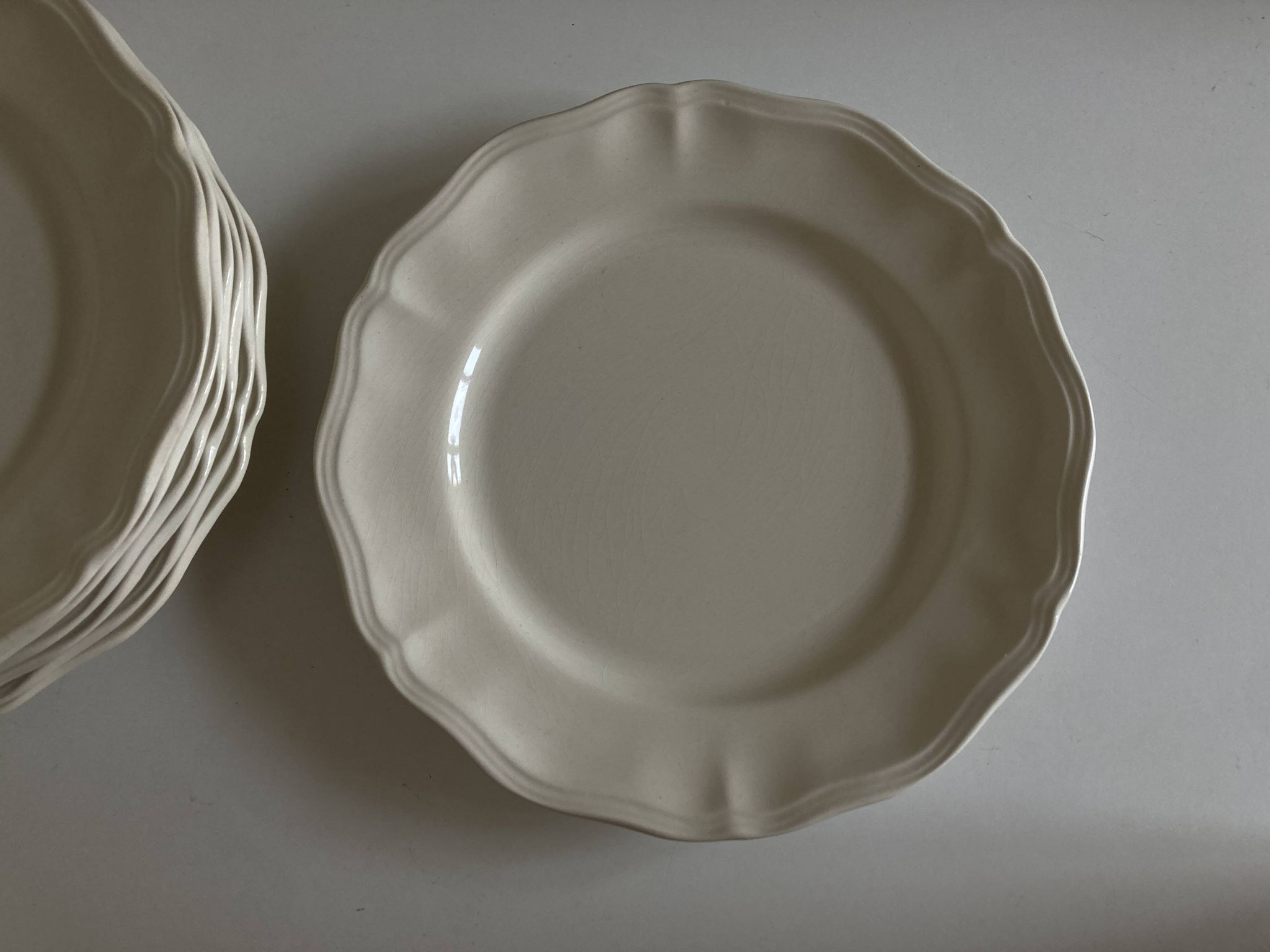Set de 7 assiettes Ivoire de Sarreguemines à godrons 1960