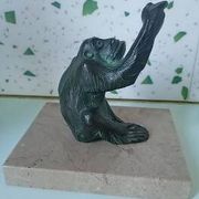 Bronze animalier Orangutan signed Henri Rischmann with a marble base.