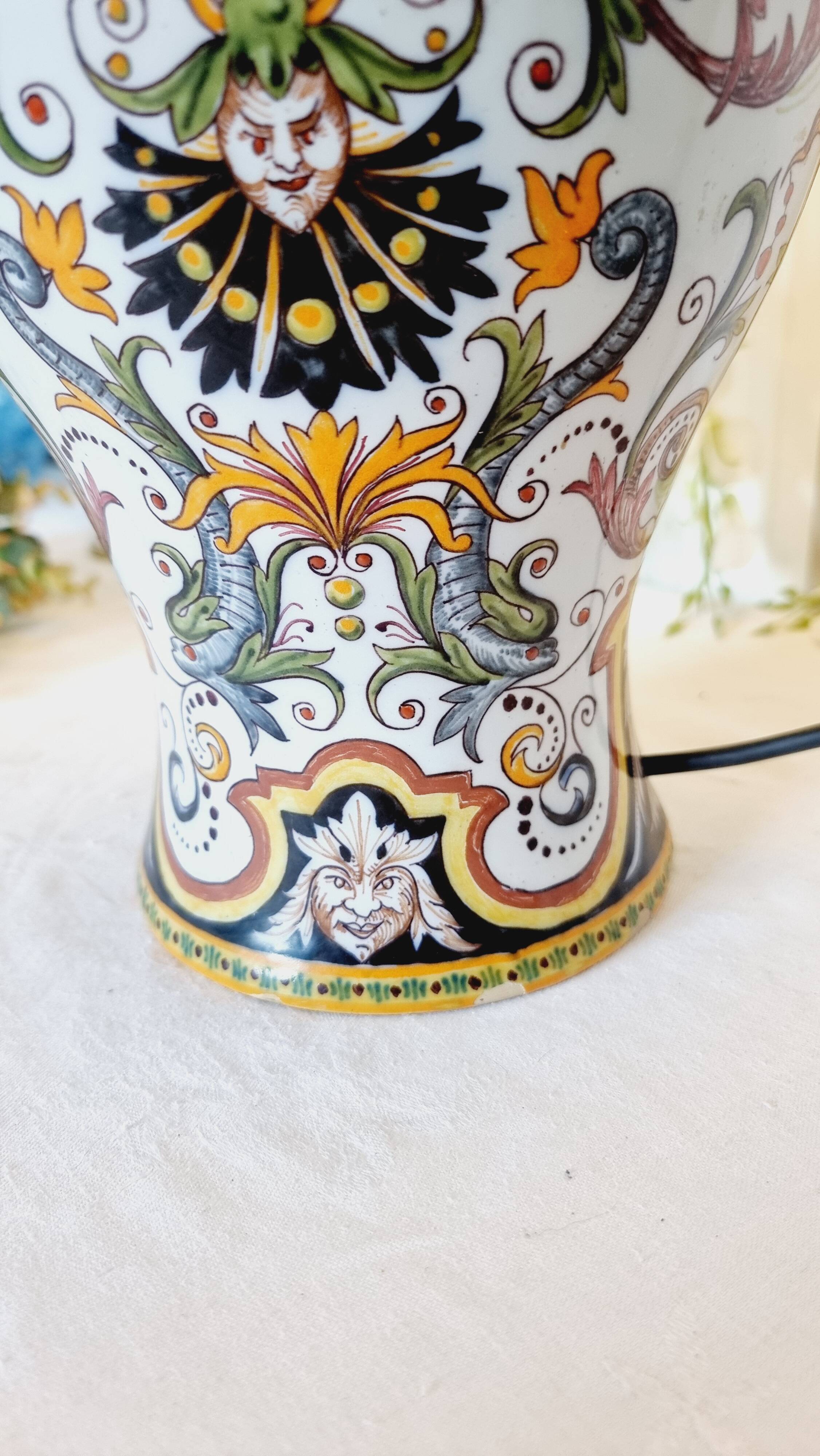 Table lamp in fine earthenware, 1950, in Renaissance style.