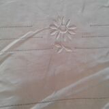 Drap lin monogramme brodé B M et fleurs