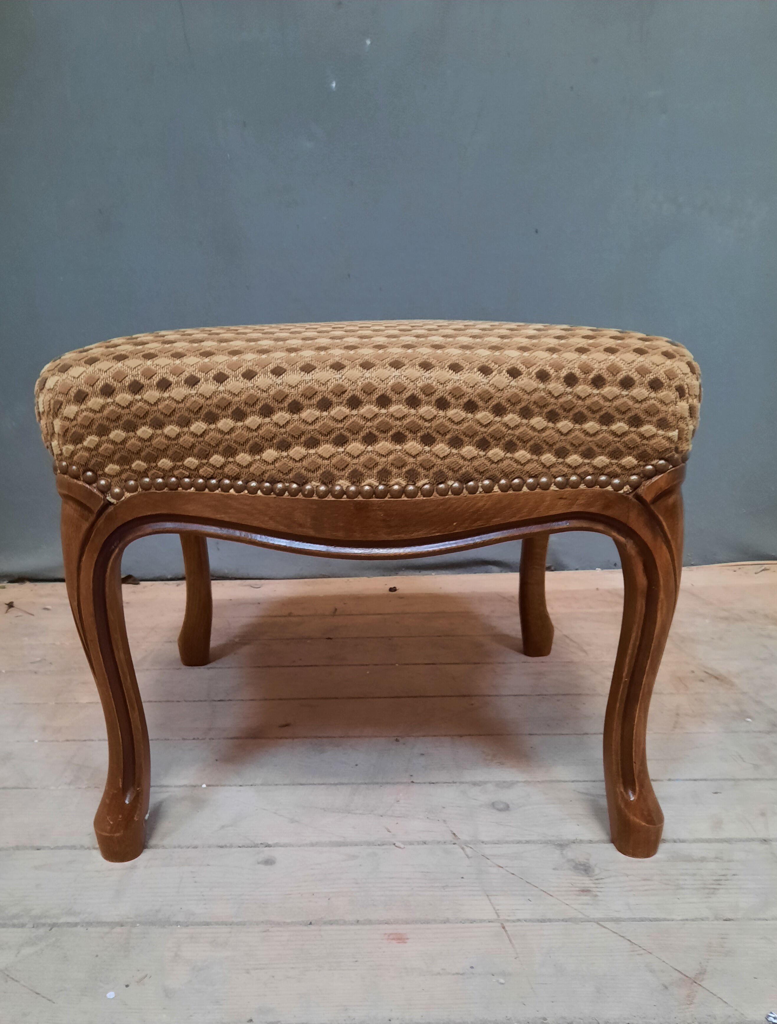 Pouf upholstered legs cambered in mahogany
