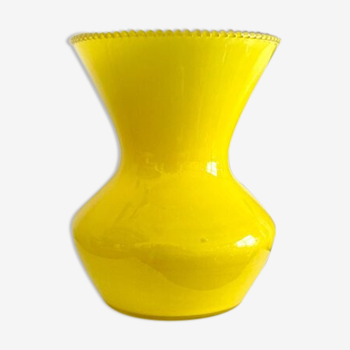 Vase en opaline jaune