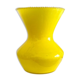 Vase en opaline jaune