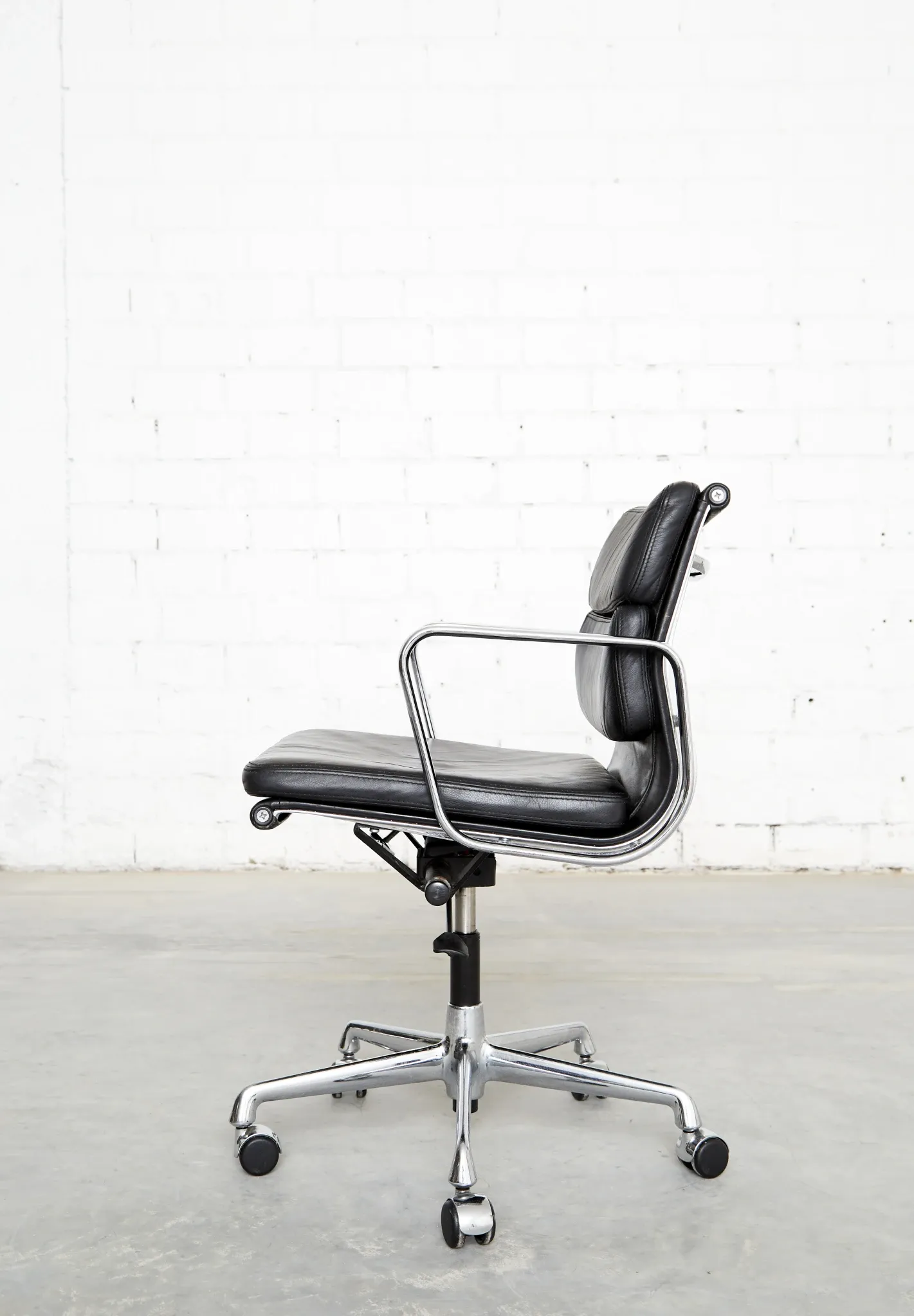 Charles & Ray Eames Soft PAd Chair EA 217 for Vitra