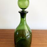 Bouteille à carafe en verre vert avec bouchon rond dans le style du verre Blenko ou Empoli