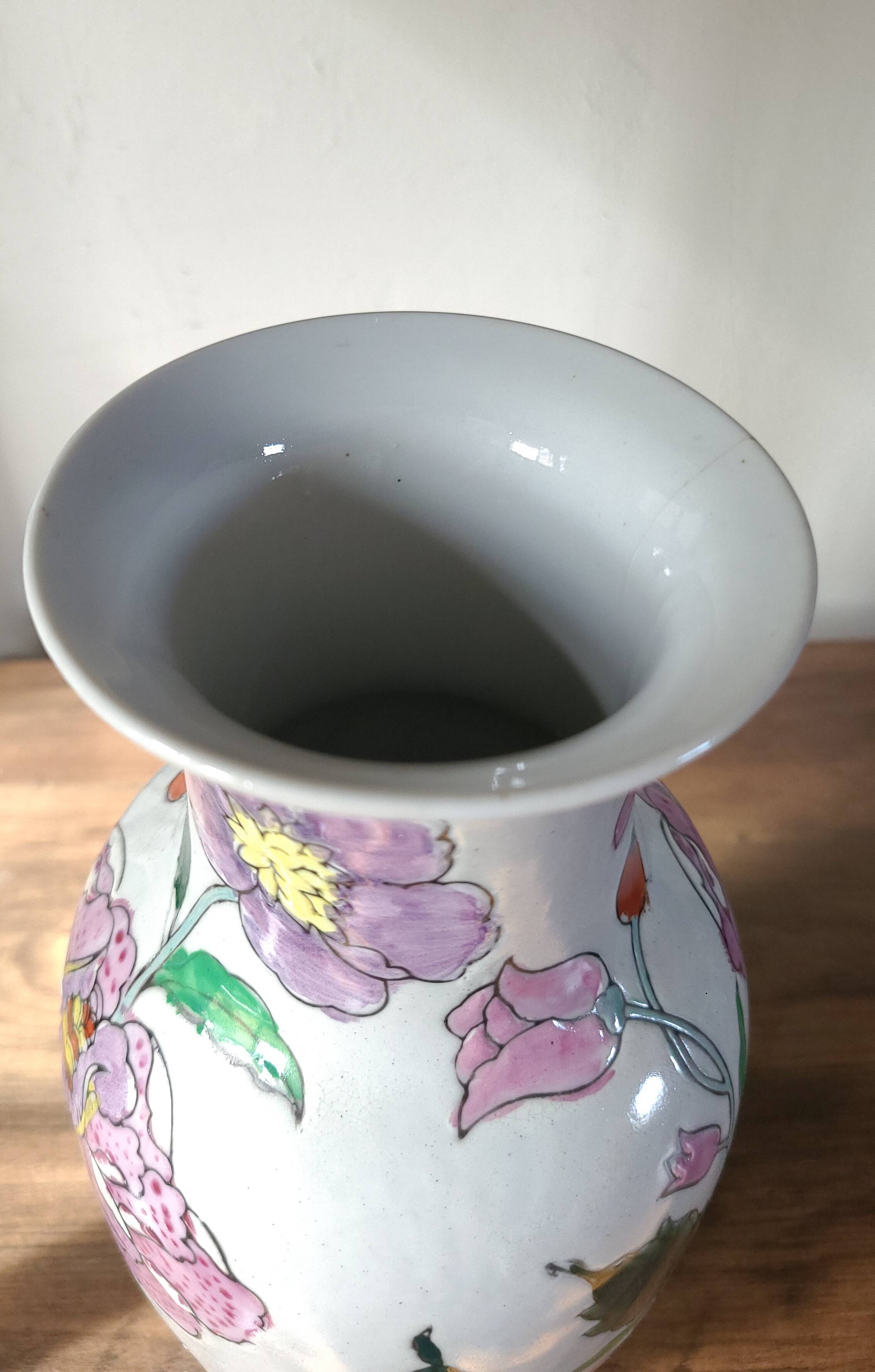 Hand-painted Chinese vase | Floral patterns