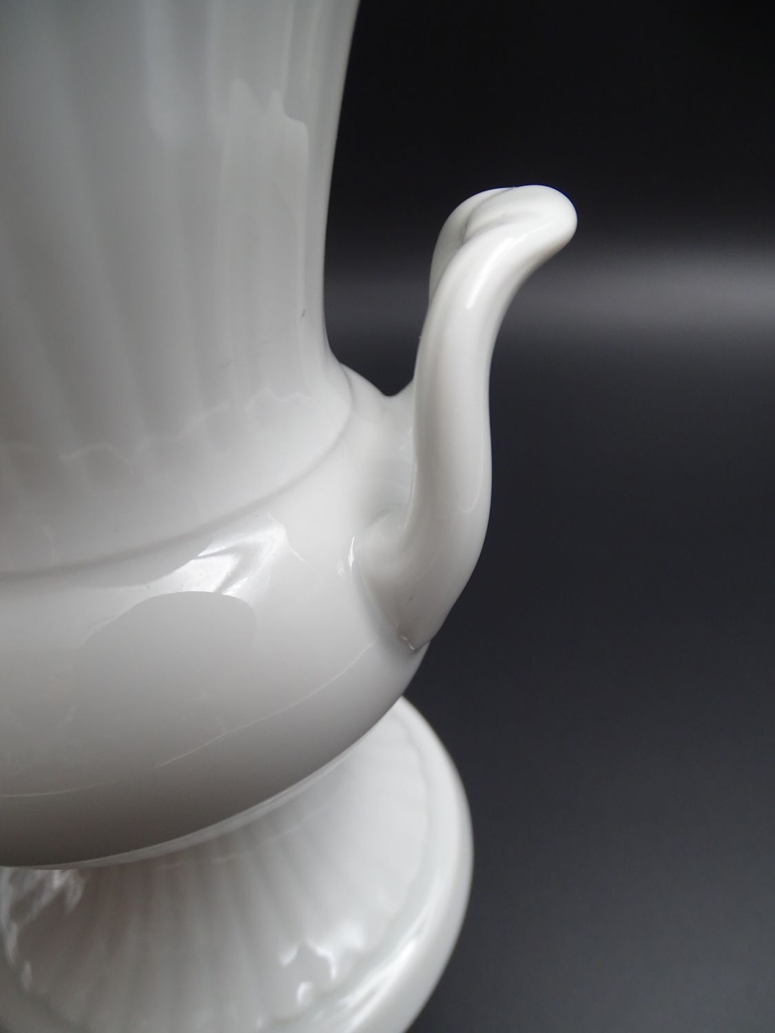 Vase Médicis, en porcelaine blanche, fabrique allemande