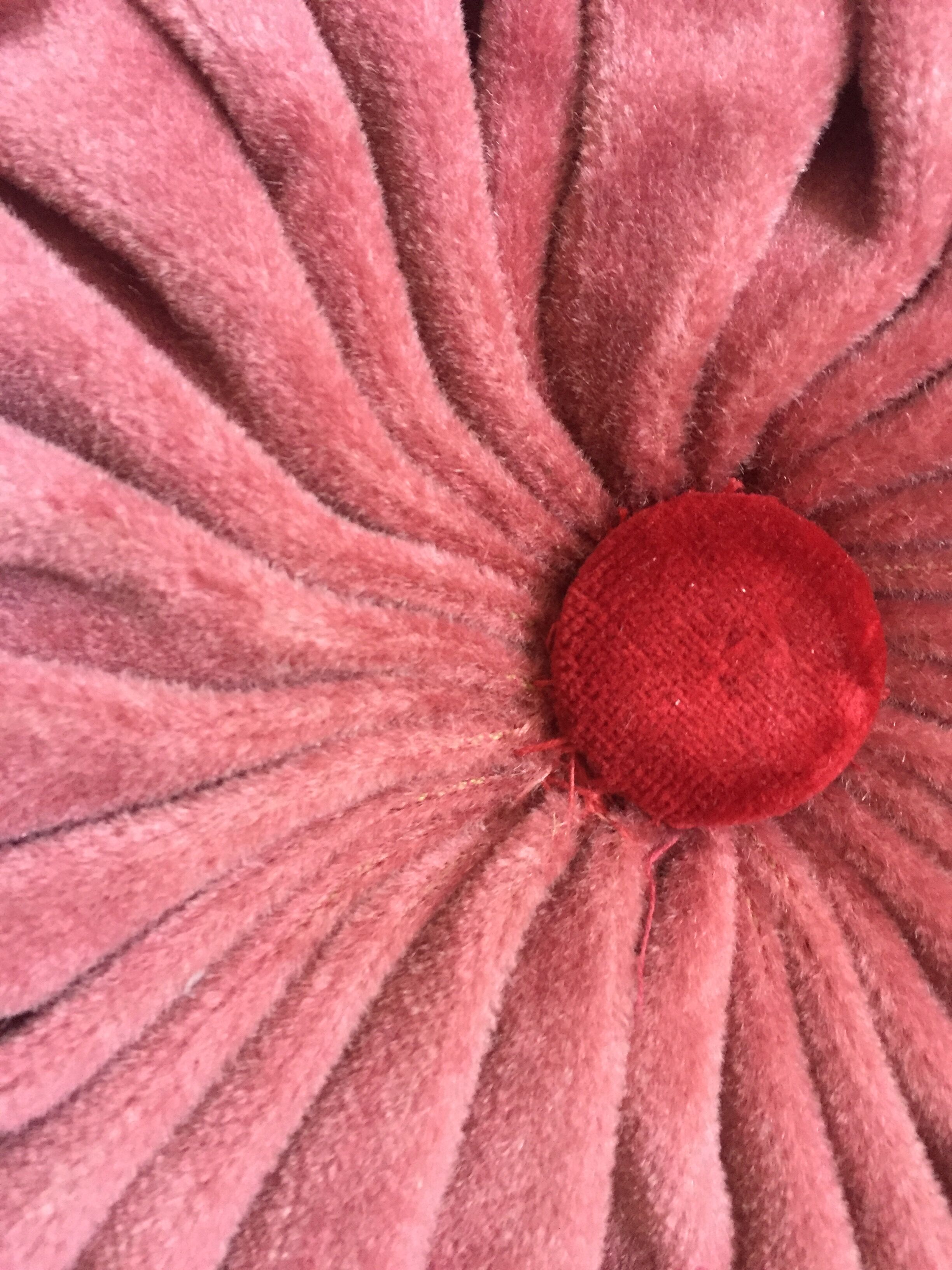 Coussin rond en velours plissé
