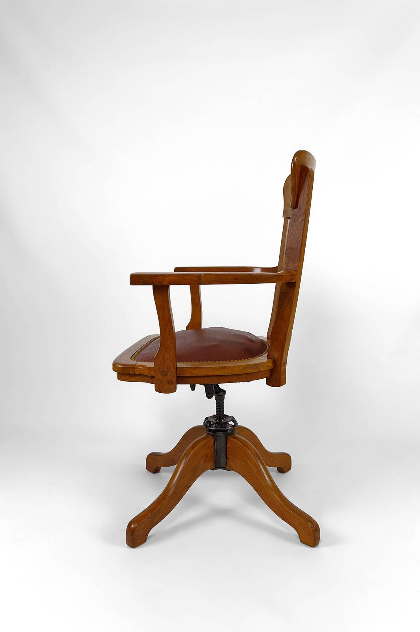 American swivel office armchair in oak, with leather seat, USA, Circa 1900