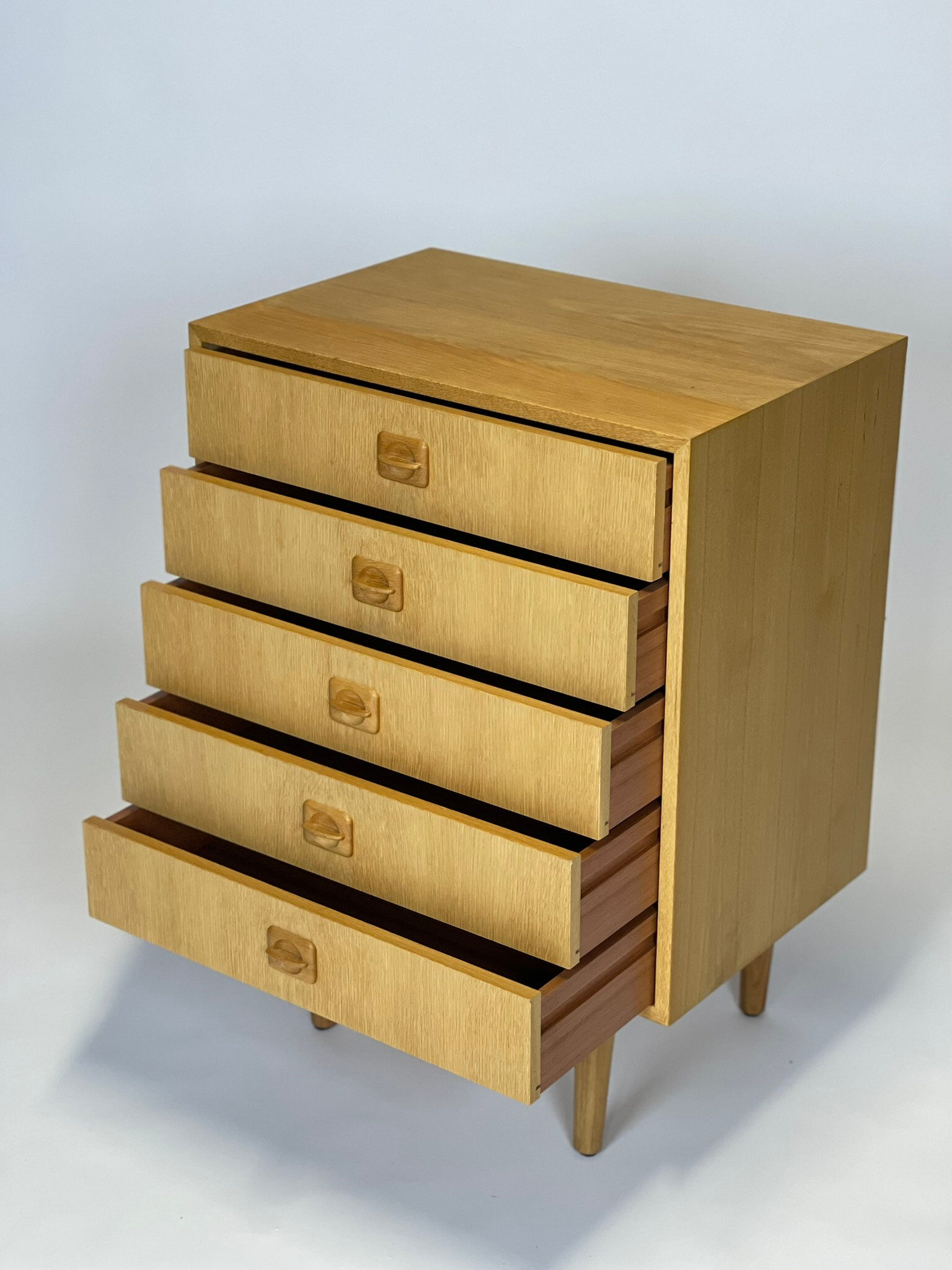 Oak chest of drawers from the 1960s.