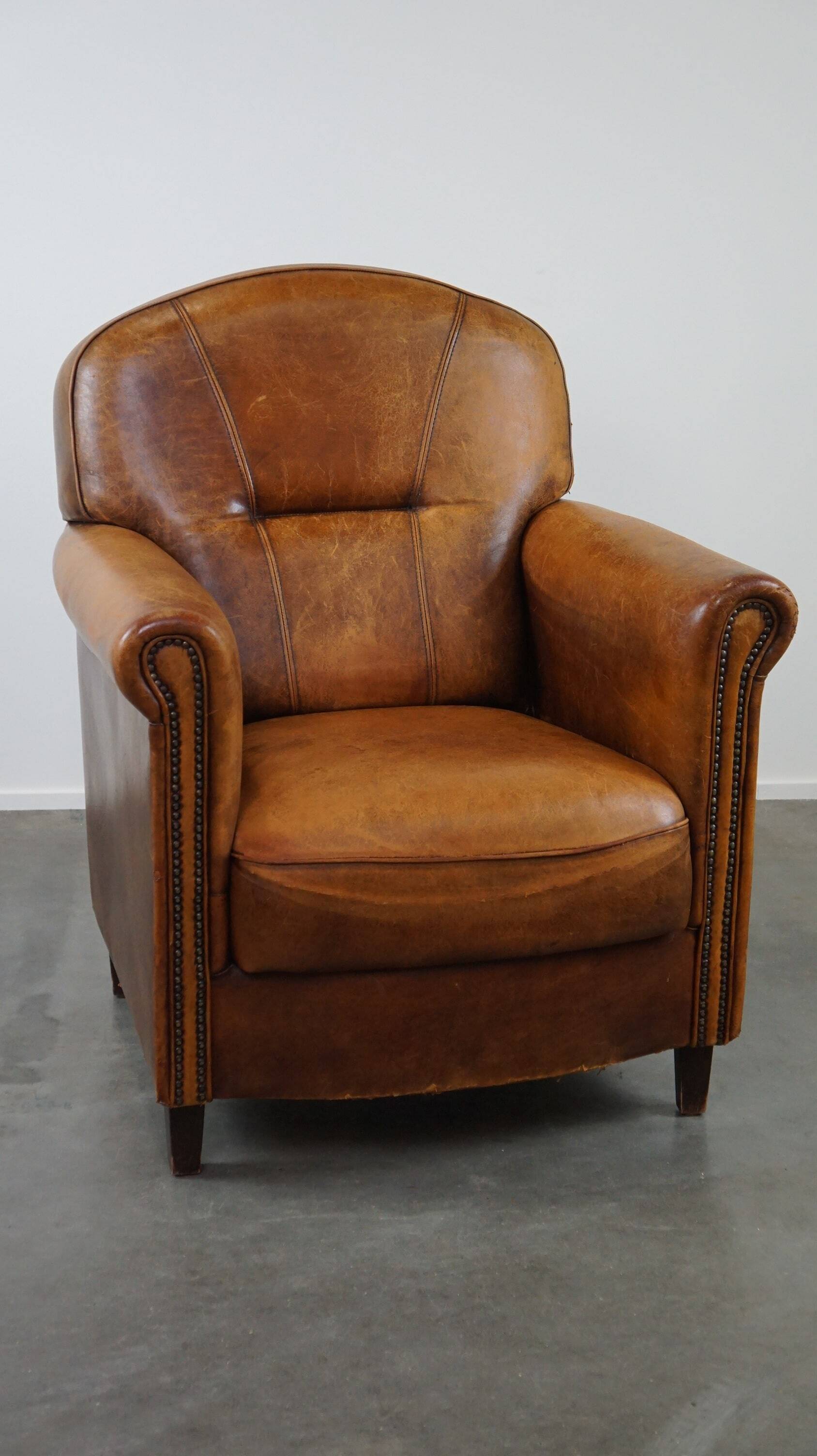 Charmant et robuste fauteuil en cuir de mouton, grand modèle