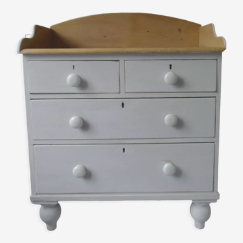 Commode ancienne anglaise revisitée patinée gris perle, plateau bois.