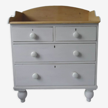 Old English chest of drawers revisited patinated pearl gray, wooden tray.