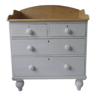 Old English chest of drawers revisited patinated pearl gray, wooden tray.