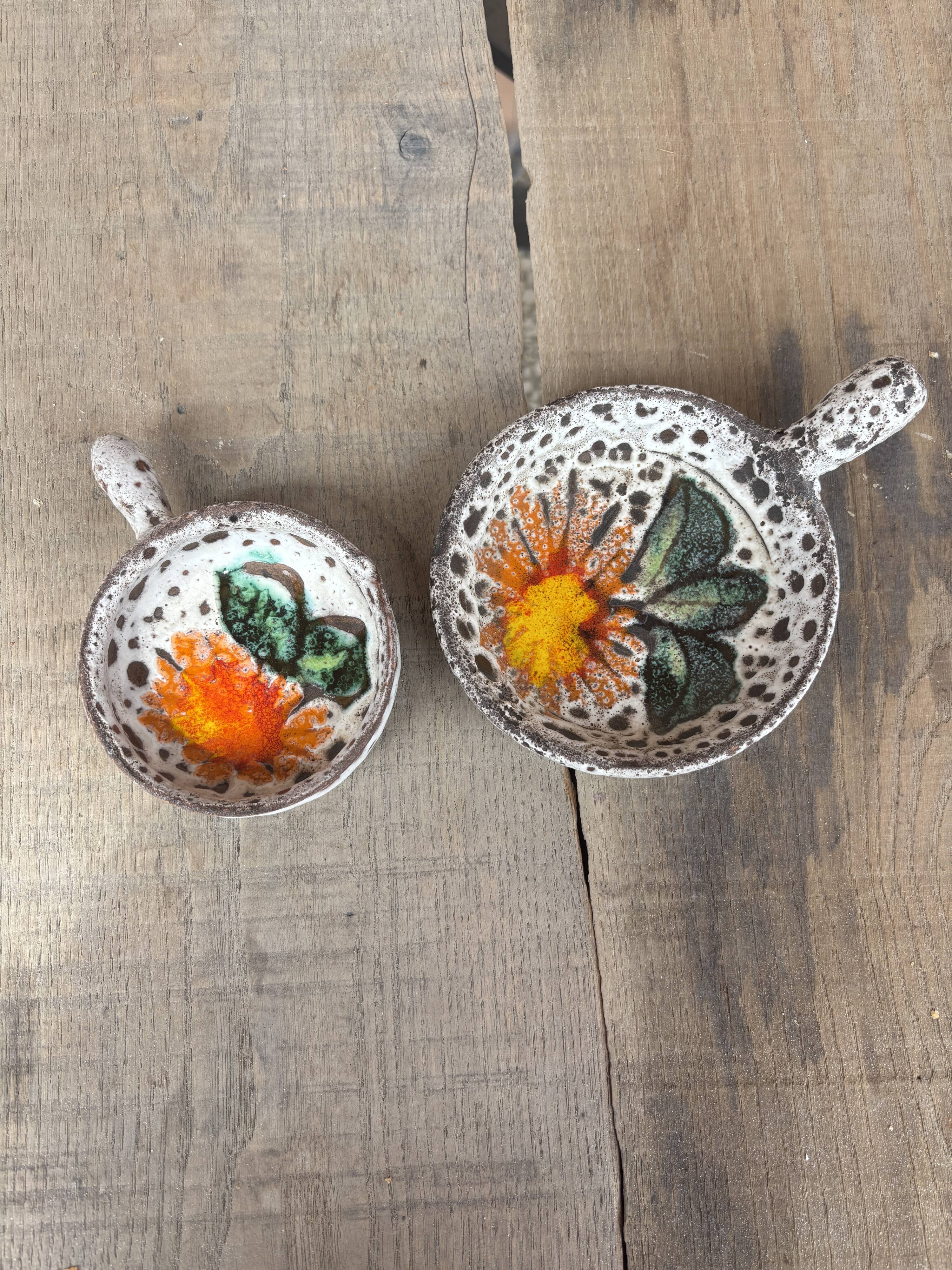 Set of 2 La Roue Vallauris pans – vintage ceramic with floral decoration