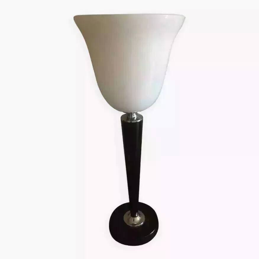 Black lacquered wood and white opaline lamp