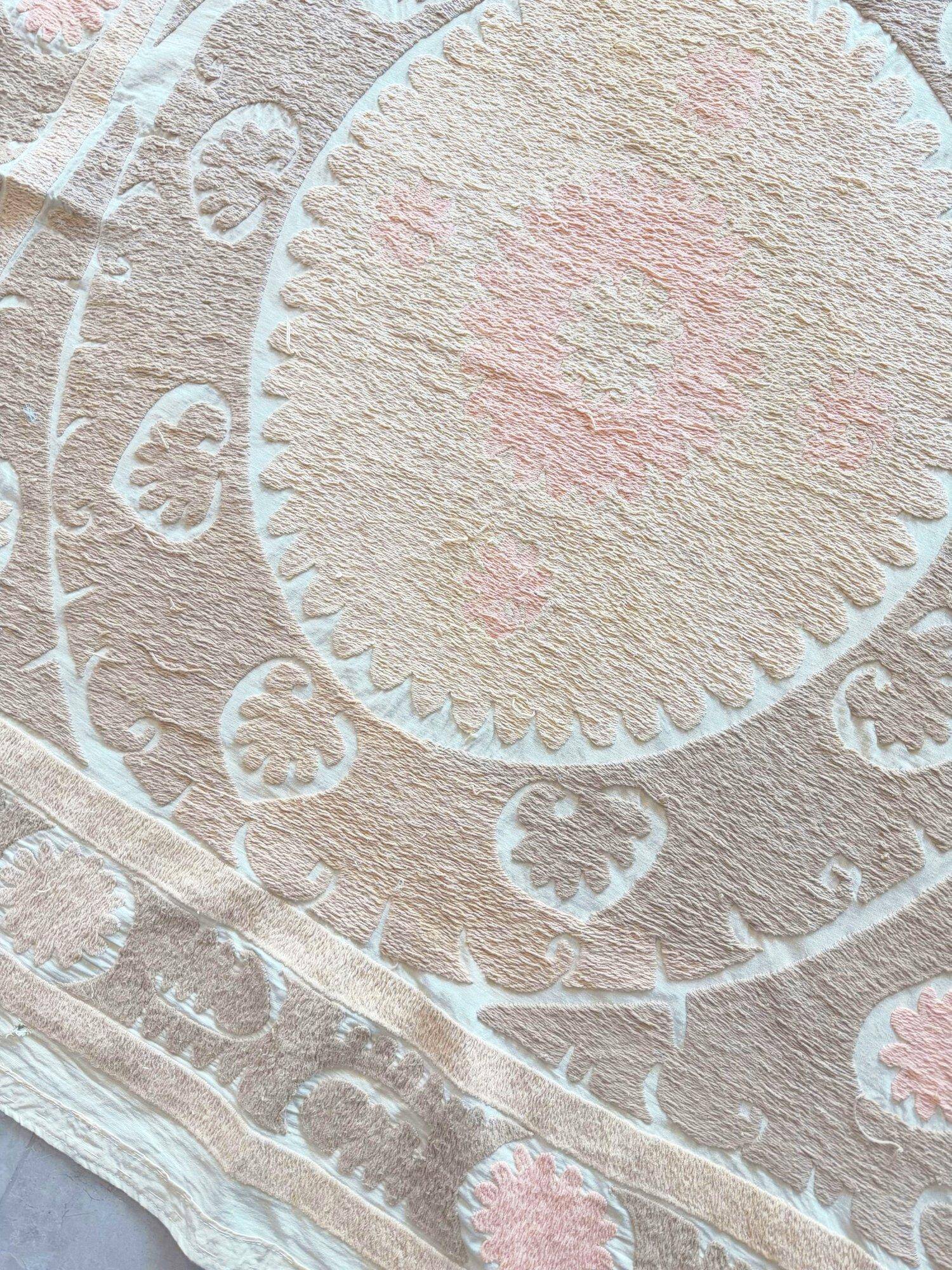 Nappe brodée à la main vintage 127x137 cm