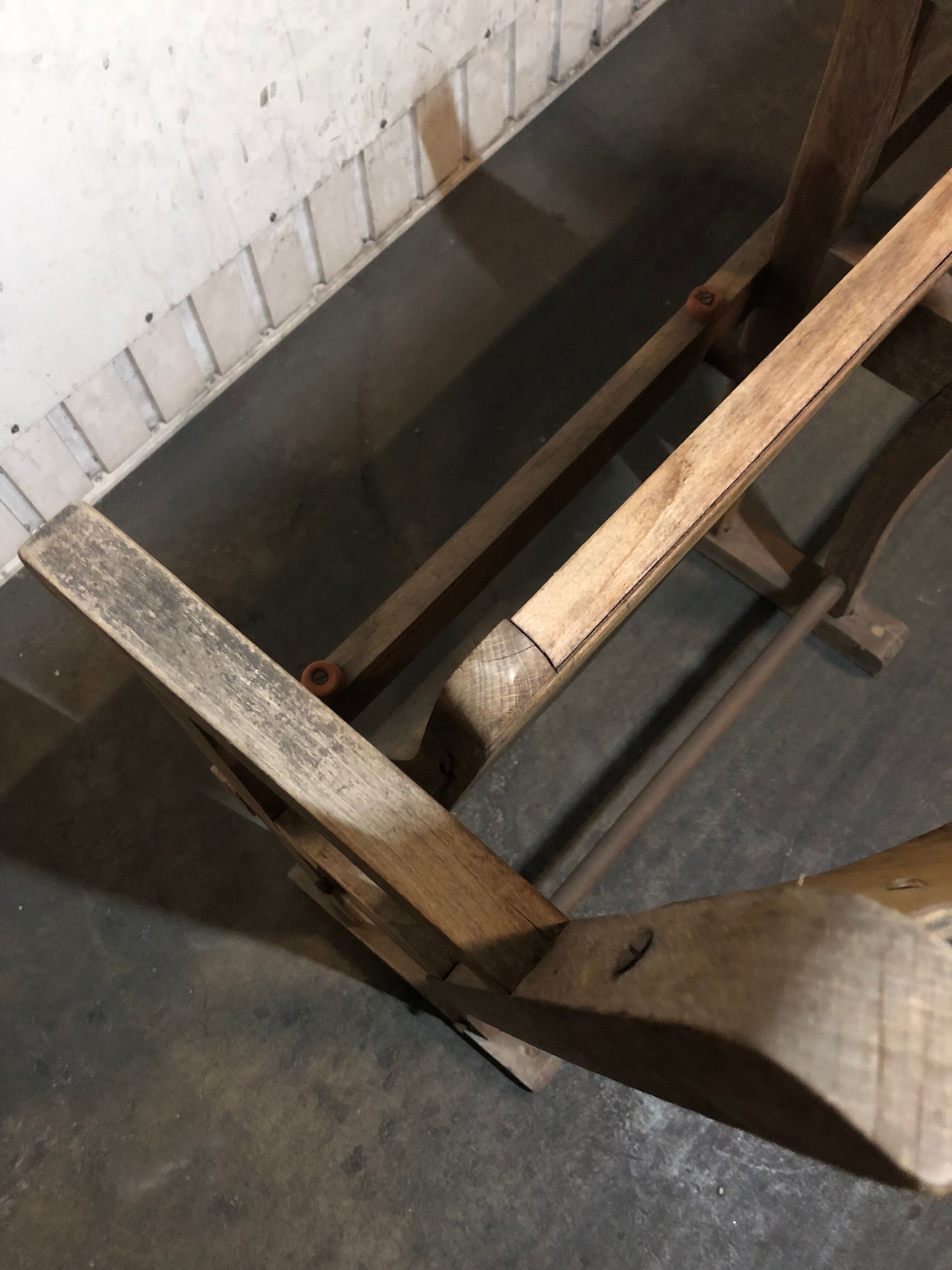 Paire de fauteuils de cinéma en bois