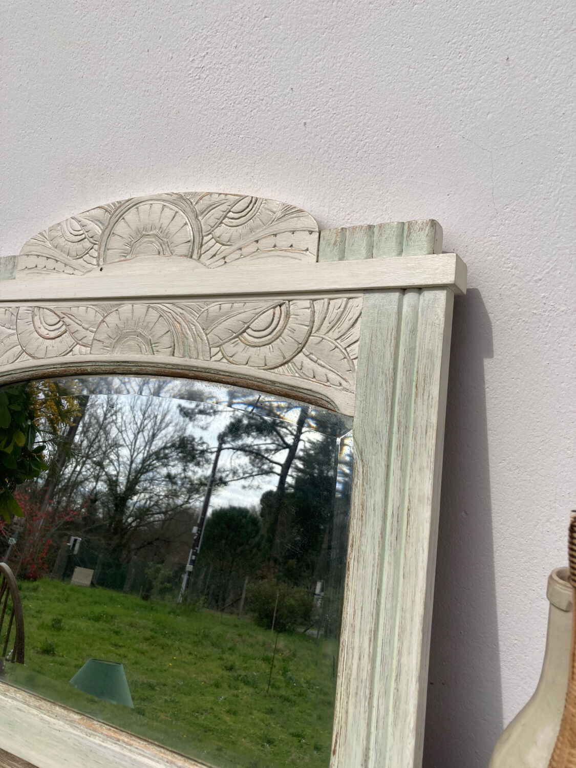 Art Deco mirror in rectangular white carved wood 58x65cm