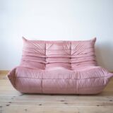 Canapé Togo 2 places en velours rose perle attribué à Michel Ducaroy pour Ligne Roset