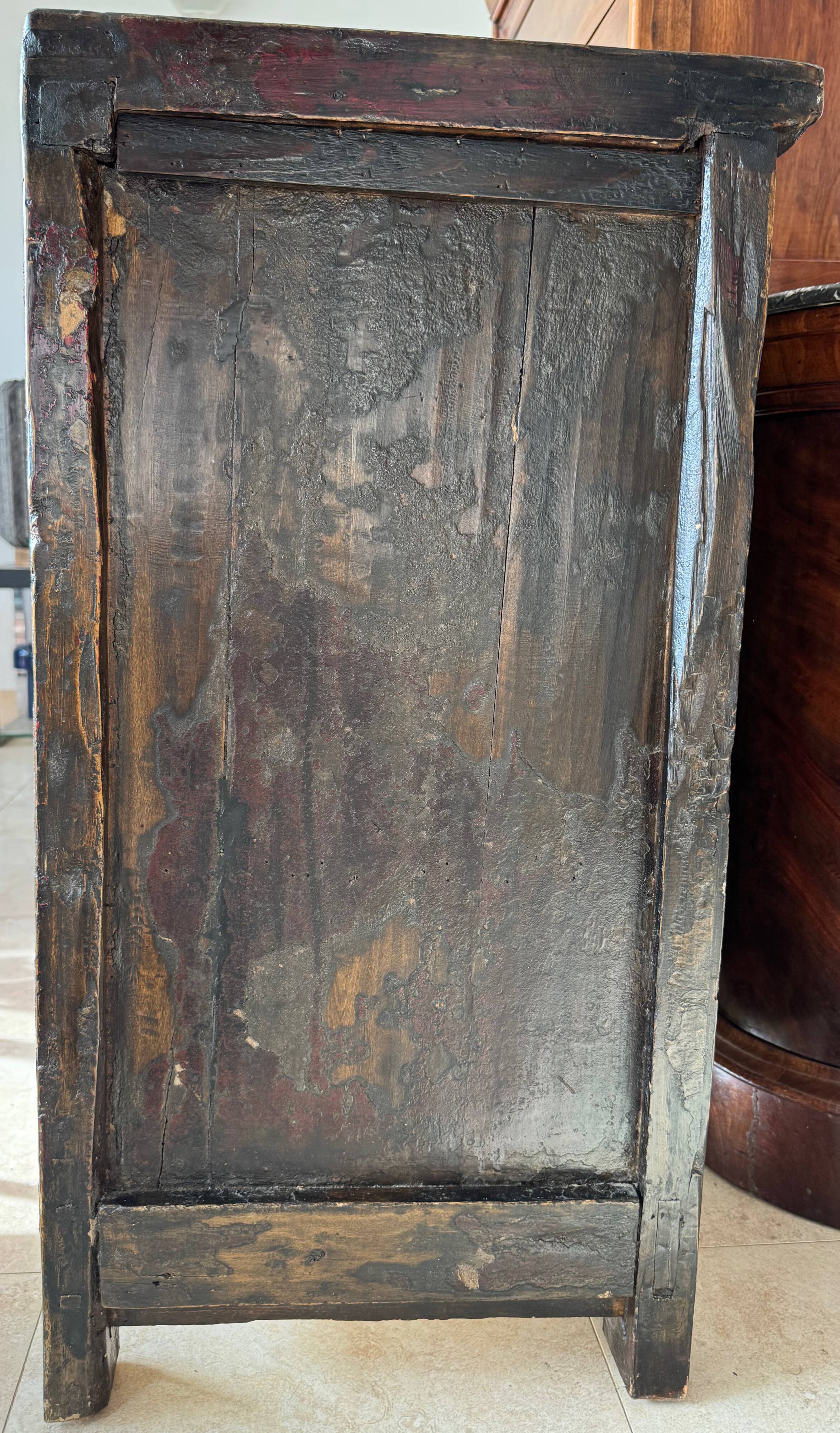 Small antique Chinese buffet (1920-1950) in rustic style, red lacquered, ori
